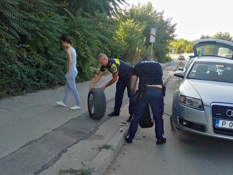 Полицаи смениха гумата на закъсала шофьорка СНИМКА