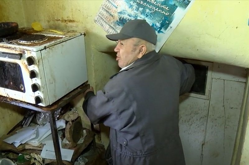 Измама или морална низост? 84-годишен сляп мъж остана без пари и имот
