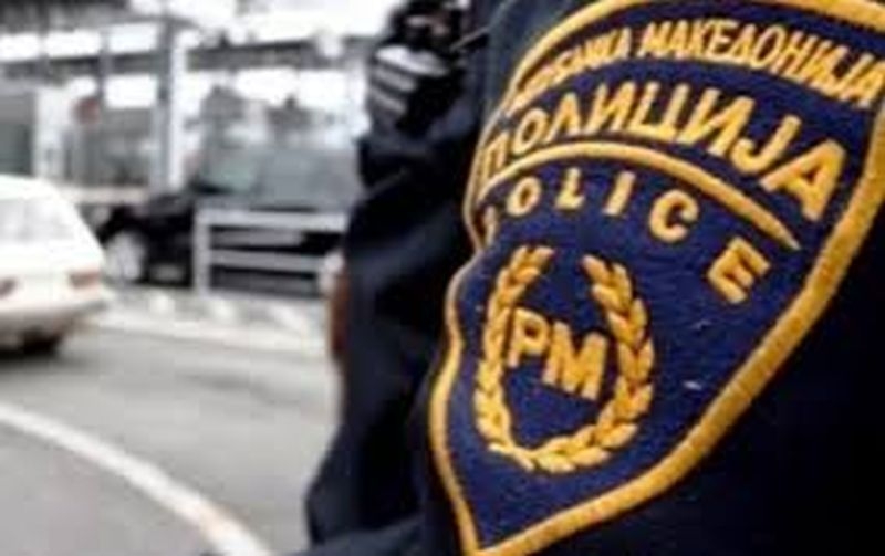 Полицаи се видяха в чудо! Жени ги нападнаха и скъсаха униформите им в Македония