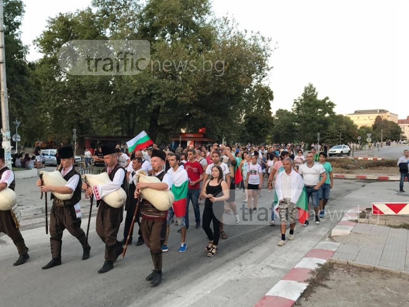 Асеновград излезе на протест! Гайдари поведоха шествието по пътя за Бачково СНИМКИ