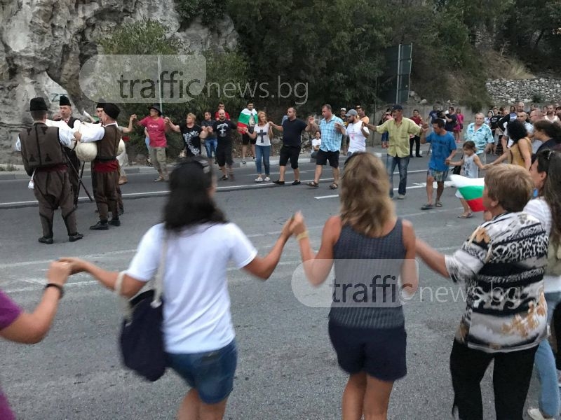 Протестиращи тропнаха хорце на шосето за Бачково! Връщат се към центъра на Асеновград ВИДЕО+СНИМКИ
