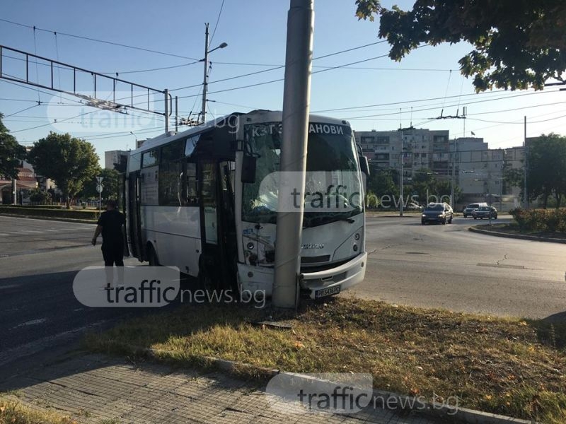 Катастрофа на околовръстното на Тракия! Автобус се помля в стълб СНИМКИ