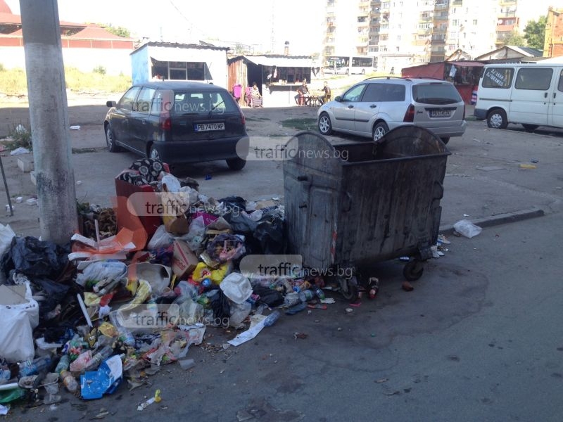 В Столипиново: Контейнерите празни, камари с боклук до тях, а иначе вятърът е виновен СНИМКИ