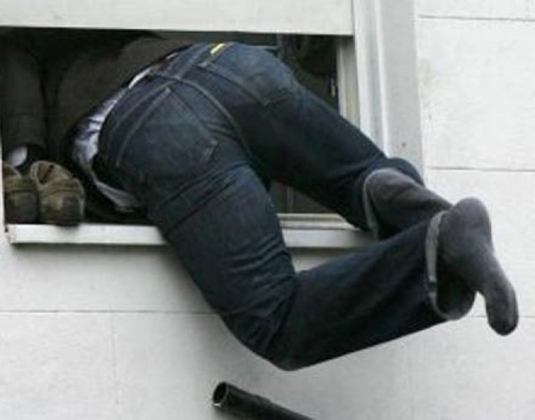 Крадец нахлу в апартамент в Пловдивско, докато собствениците спят, дете обаче го видя