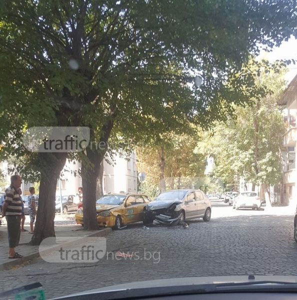 Катастрофа в Кючука! Такси се заби в дърво след удар с пежо СНИМКА