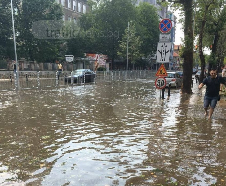 Обявиха жълт код за порои и гръмотевични бури в Пловдив! Температурите падат рязко