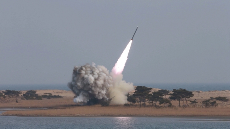 Северна Корея изстреля балистична ракета, която прелетя над Япония