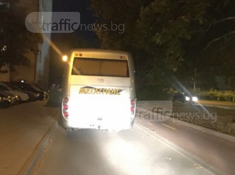 Блокираната улица в Пловдив - заради тежка повреда на буса СНИМКИ