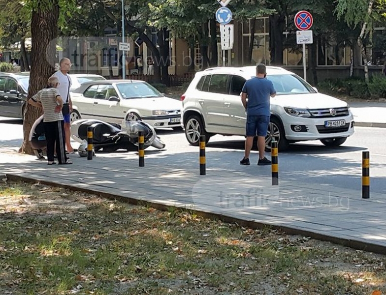 Моторист се заби в джип в центъра на Пловдив СНИМКИ