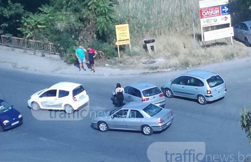 Момиче нацели служебна кола с двама младежи на Брезовско СНИМКИ