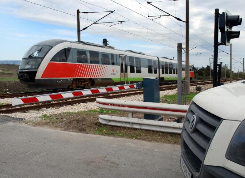 Пътнически влак удари кола, преминаваща през прелез със спуснати бариери в Пловдивско