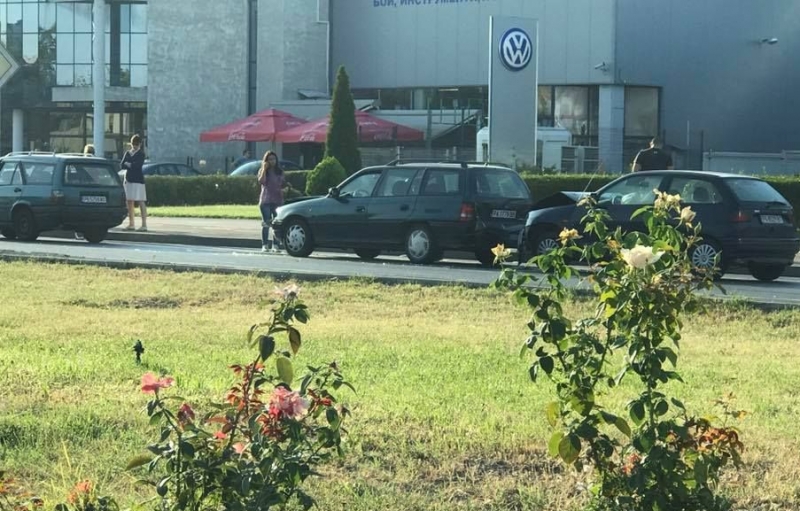 Три автомобила се нанизаха на булевард България