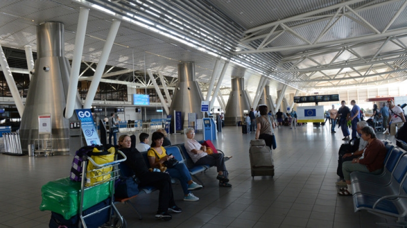Осем часа забавяне за полет към Испания! Десетки българи блокирани на летището