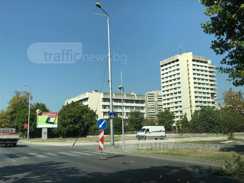 Паднали жици препречват движението по бул. “Санкт Петербург“ в Пловдив СНИМКИ