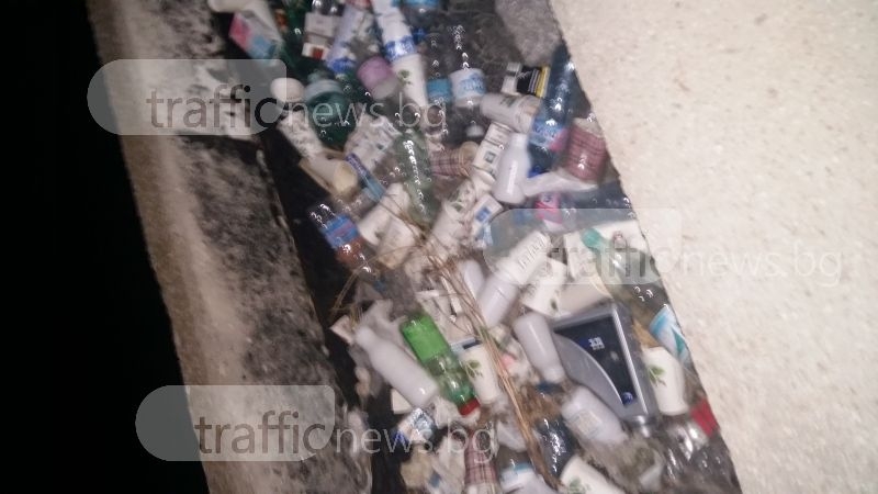 Пейзажът около Окръжна болница: кутии, бутилки, туби и всякакви боклуци СНИМКА