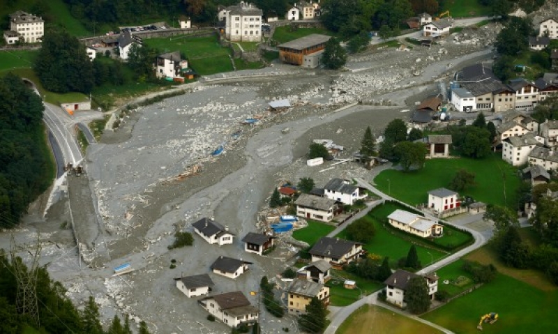 Свлачища затрупаха Швейцария, хиляди са откъснати от света