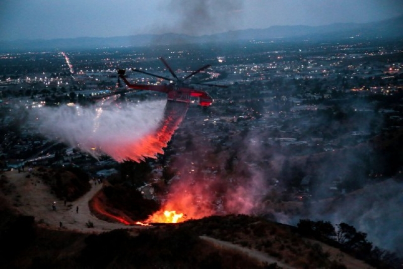 Голям пожар бушува в Лос Анжелис, евакуираха стотици души СНИМКИ