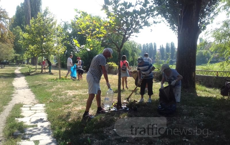 Доброволци садиха билки, почистиха и боядисаха пейки, пързалки и люлки около река Марица СНИМКИ