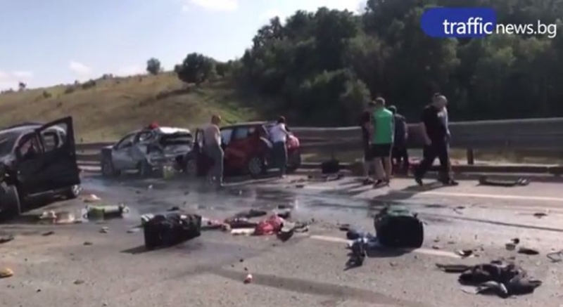 Страшна катастрофа на магистрала! 30 коли се блъснаха, 5-годишно дете е ранено ВИДЕО