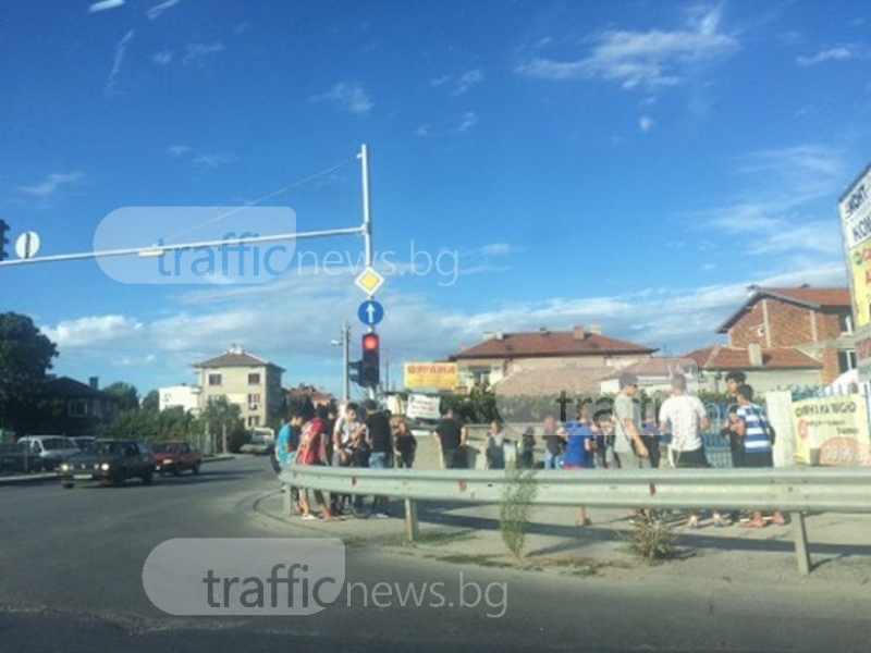 4 патрулки охраняват коматевци, които блокират кръстовището на Околовръстното СНИМКИ
