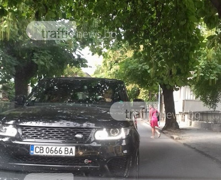 Лъскави джипове блокираха улица в центъра на Пловдив, за да... минат първи СНИМКА
