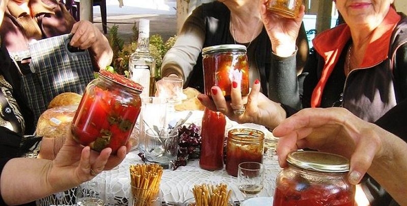 Започва фестивалът на чушките и доматите! Майстори на лютеницата се стичат към Пловдивско