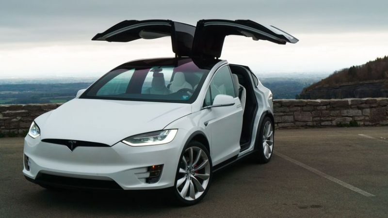 Десет електромобила Tesla обикалят пловдивските улици, колко са собствениците на екологични коли? СНИМКИ