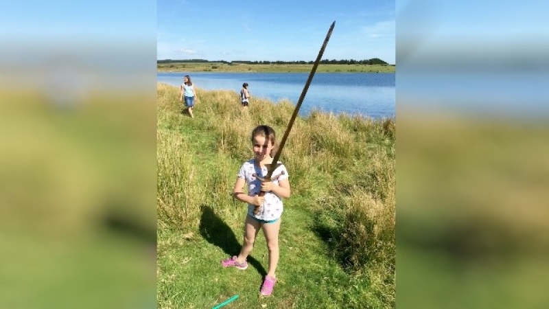 Момиче извади меч от езерото, където крал Артур е хвърлил Екскалибур СНИМКИ