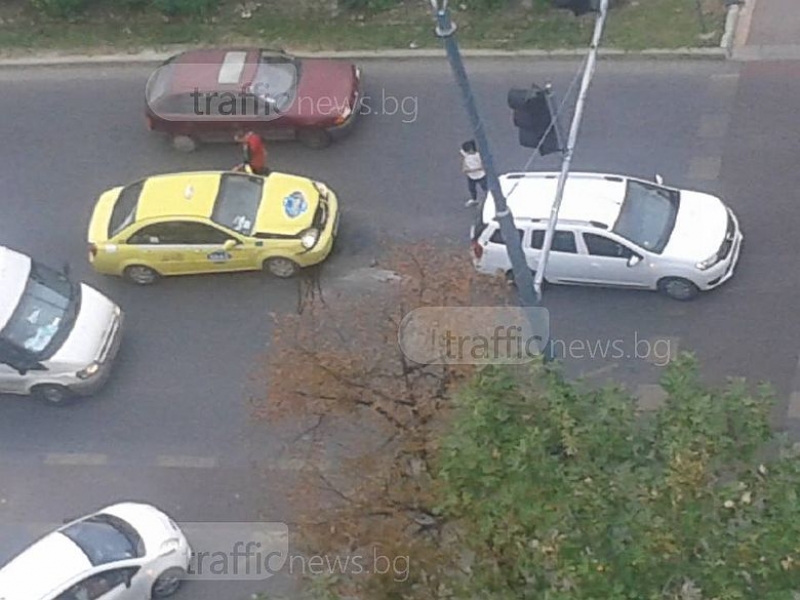 Бързащ таксиметров шофьор се натресе в кола, спряла на пешеходна пътека в Пловдив СНИМКИ