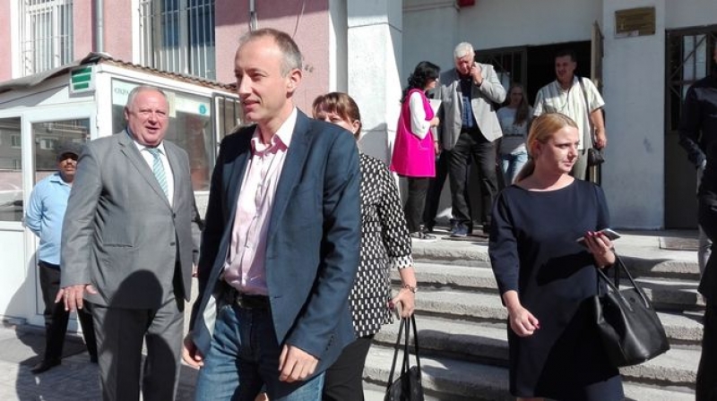 Министърът на образованието тръгна да набира деца за училище в Столипиново СНИМКИ