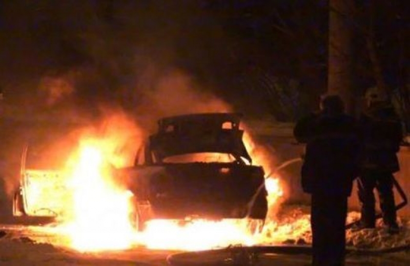 Кола с трима данъчни избухна в пламъци в движение