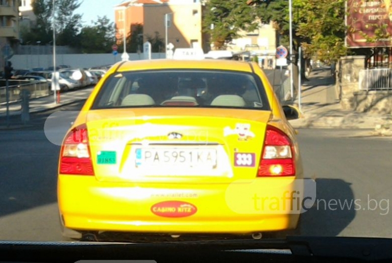 Таксиджия “прескочи“ тапа от коли на “Гладстон“ в насрещното и мина на червено СНИМКИ