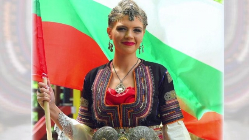 Еднo красиво момиче, което носи българското в сърцето си СНИМКИ