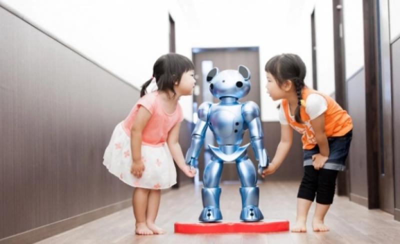 Роботи се грижат за деца в японски градини СНИМКИ