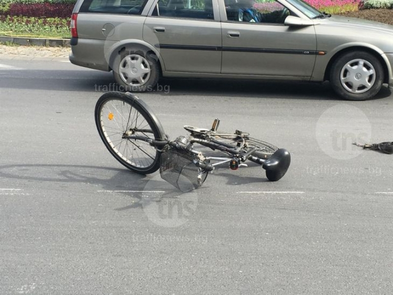Пиян до козирката велосипедист се натресе в  паркирана кола в Тракия, в болница е