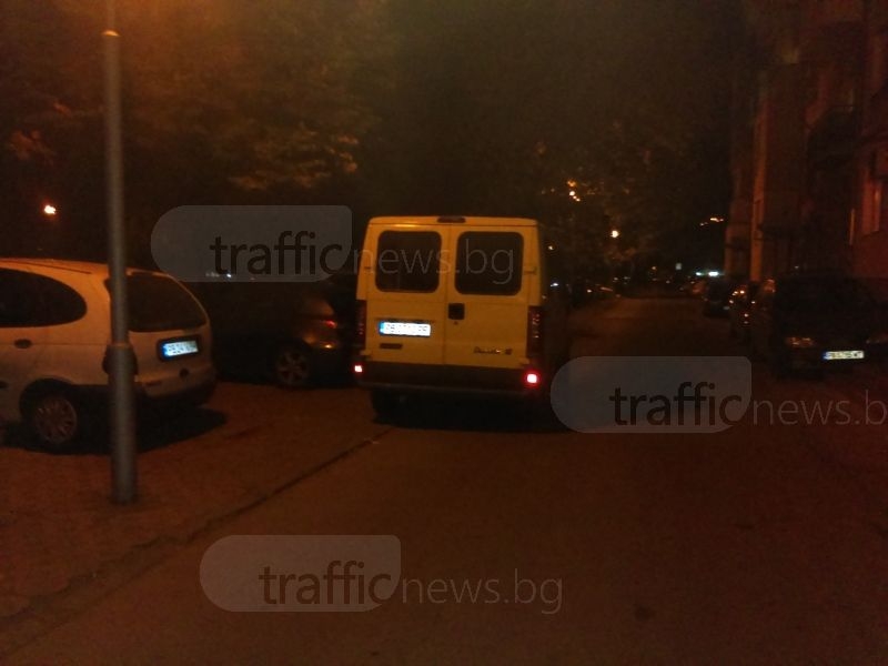Паркотерорист блокира две коли, спря и в насрещното на пловдивска улица СНИМКА