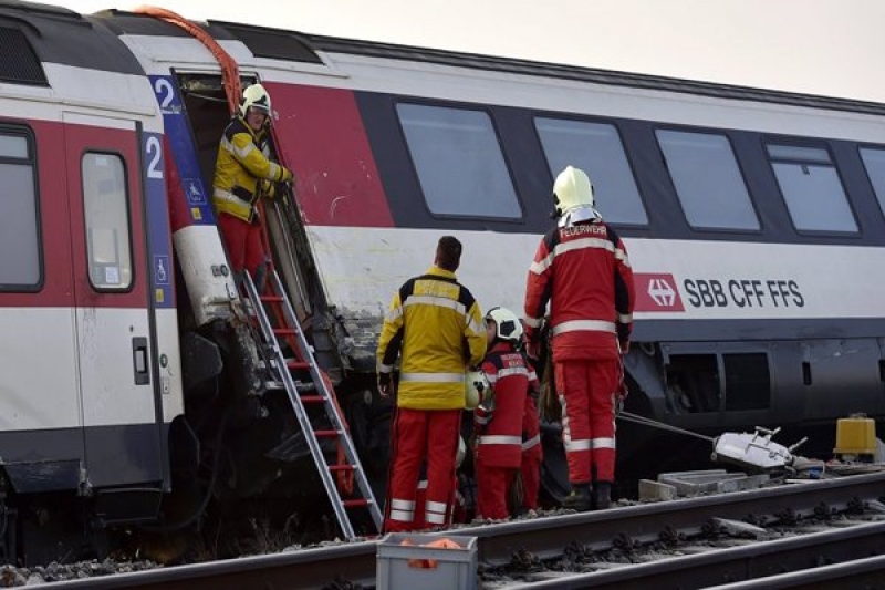 Голяма влакова катастрофа в Швейцария! Десетки са ранени СНИМКИ