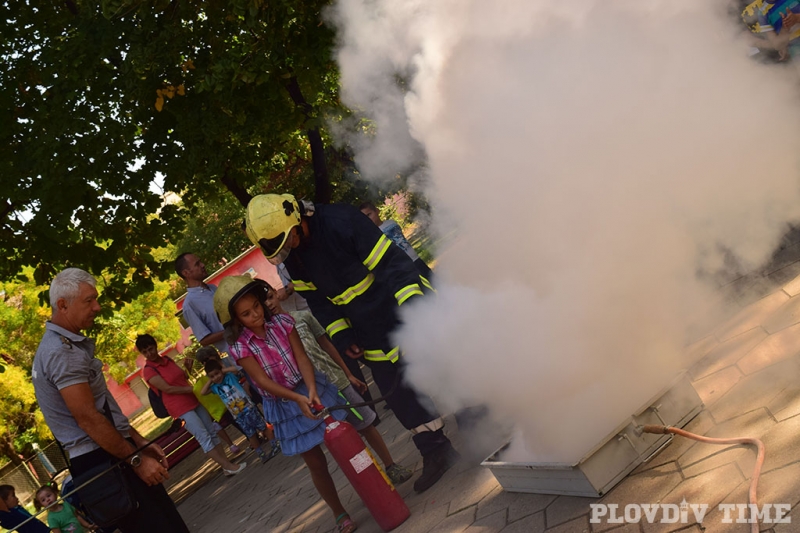 Деца изгасиха с пожарогасител пламъци в парк в Кючука СНИМКИ