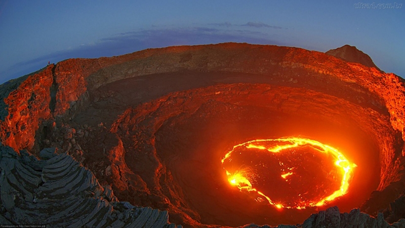 Семейство загина в кратер на вулкан в Италия