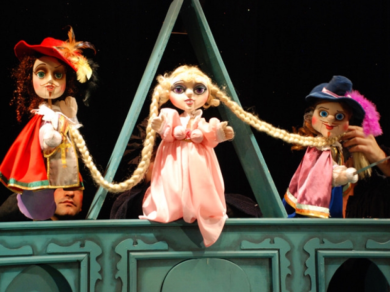 Малчугани се събират на безплатен куклен театър в Кючука
