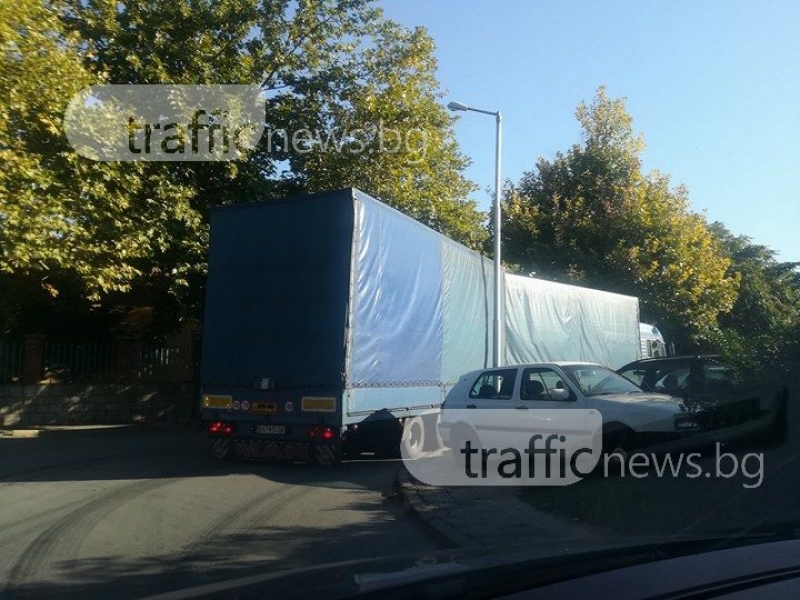 Тир блокира пловдивска улица, замалко да отнесе лампа СНИМКИ