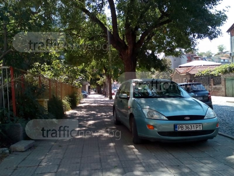 Дебелата сянка подмами наглеците в Пловдив! Форд се метна на тротоар, пешеходците… СНИМКИ