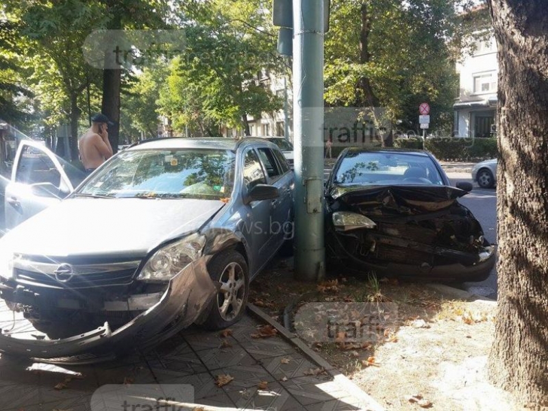 Тежка катастрофа в центъра на Пловдив! Две коли се помляха, откараха жена в болница СНИМКИ