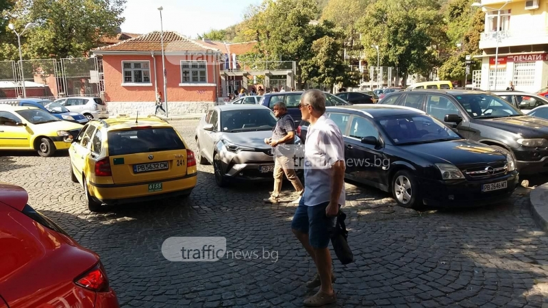 Пълен хаос пред пловдивско училище! Първият учебен ден блокира улица СНИМКИ+ВИДЕО