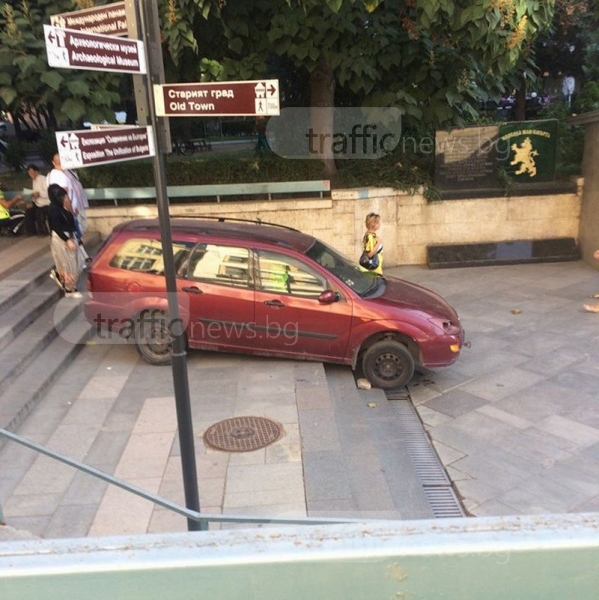Пълен абсурд: Кола кацна на стълбите на подлеза на аптека “Марица“, шофьорът ѝ няма обяснение! СНИМКИ