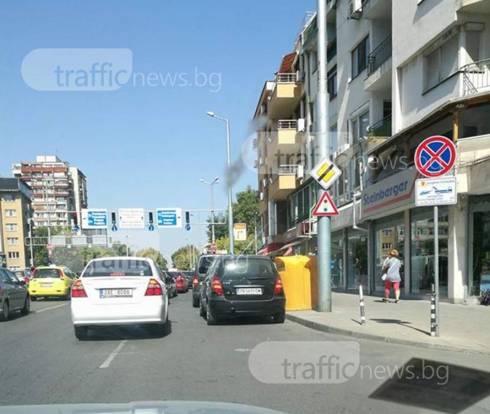 Въпреки знака: Пет коли затапиха движението в Кършияка, псувни и клаксони огласят района СНИМКИ