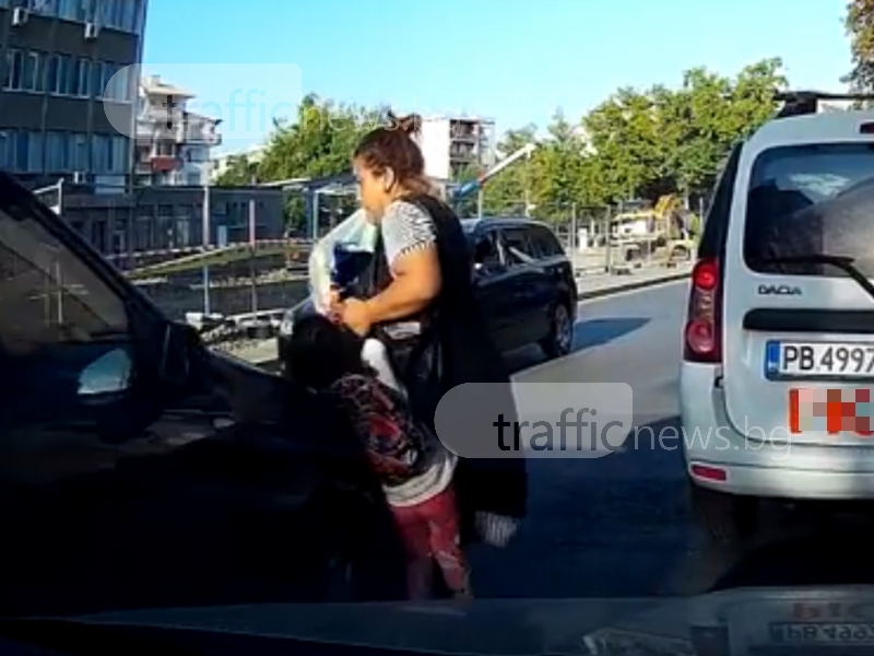 Кола блъсна дете в Пловдив, защото майката говори по телефона ВИДЕО 18+