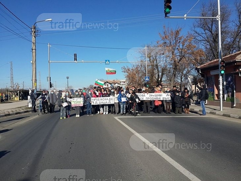 Жителите на село Труд блокираха пътя Пловдив-Карлово ВИДЕО