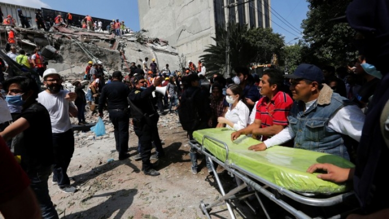 Жертвите на труса в Мексико са близо 150 СНИМКИ