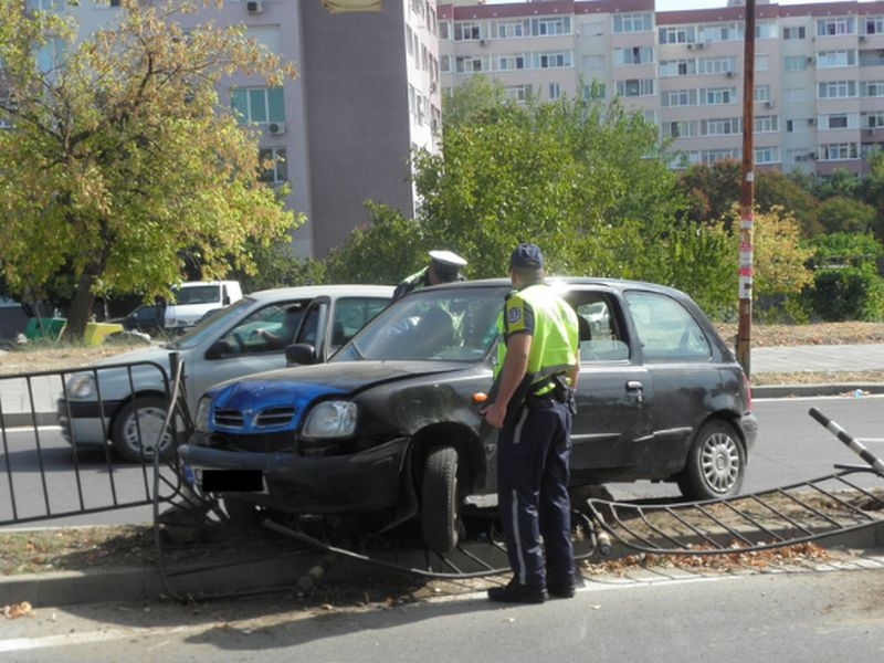 Катастрофа заради звъннал телефон! Кола се заби в мантинела СНИМКИ